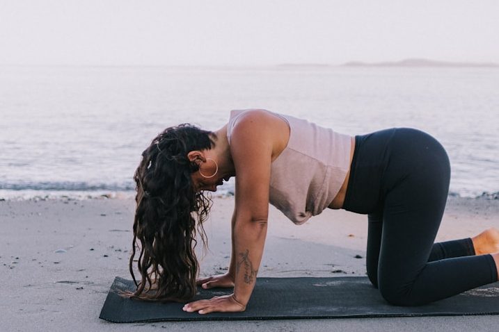 Schwangere macht Yoga in Rosenheim Pränatalyoga, Schwangerschaftsyoga, Yoga in der Schwangerschaft in Rosenheim